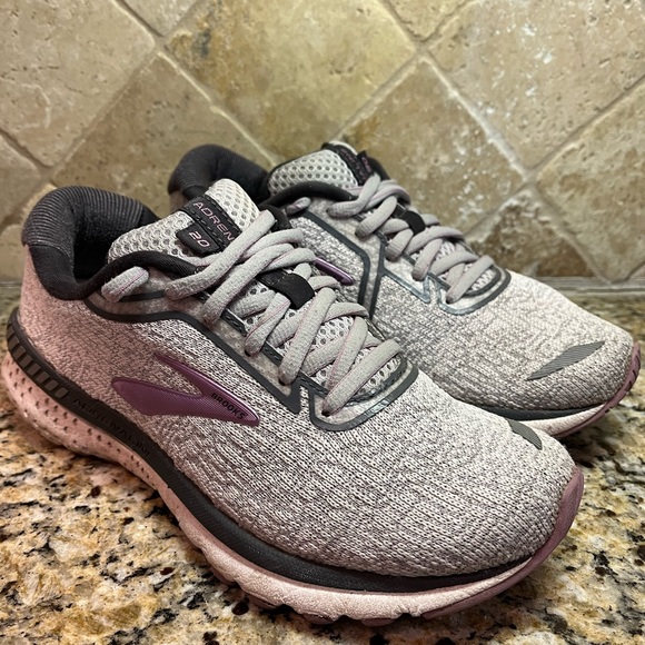 Women’s Brooks running shoes - Picture 4 of 8
